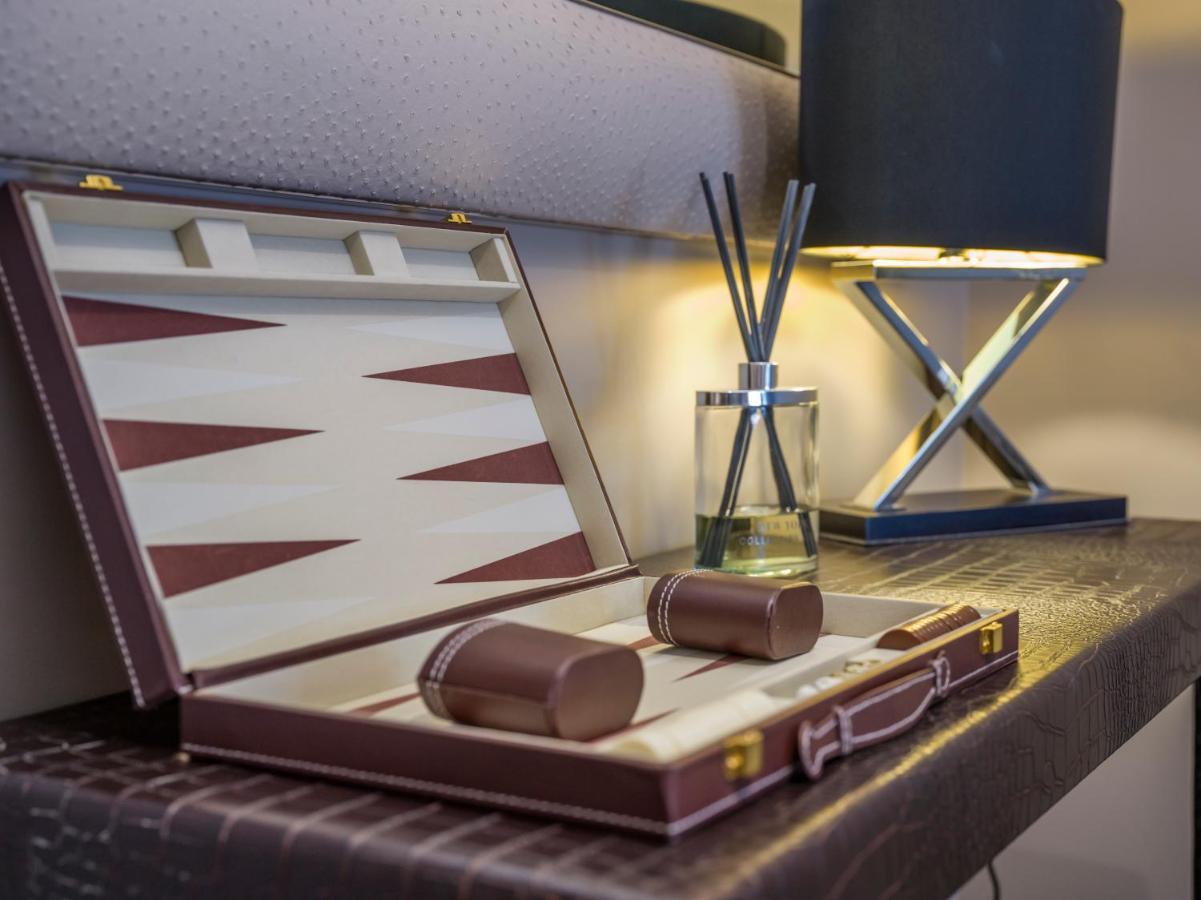 Boulevard Hotel Blackpool Extérieur photo A backgammon set