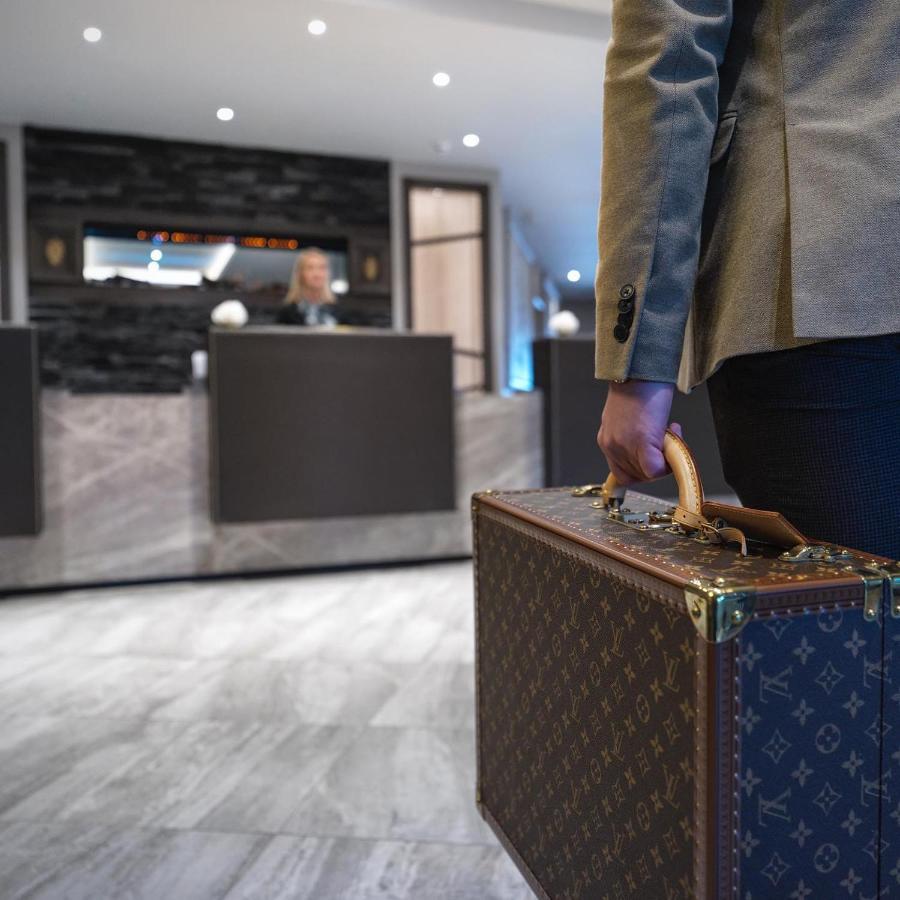 Boulevard Hotel Blackpool Extérieur photo A guest checking in at a hotel