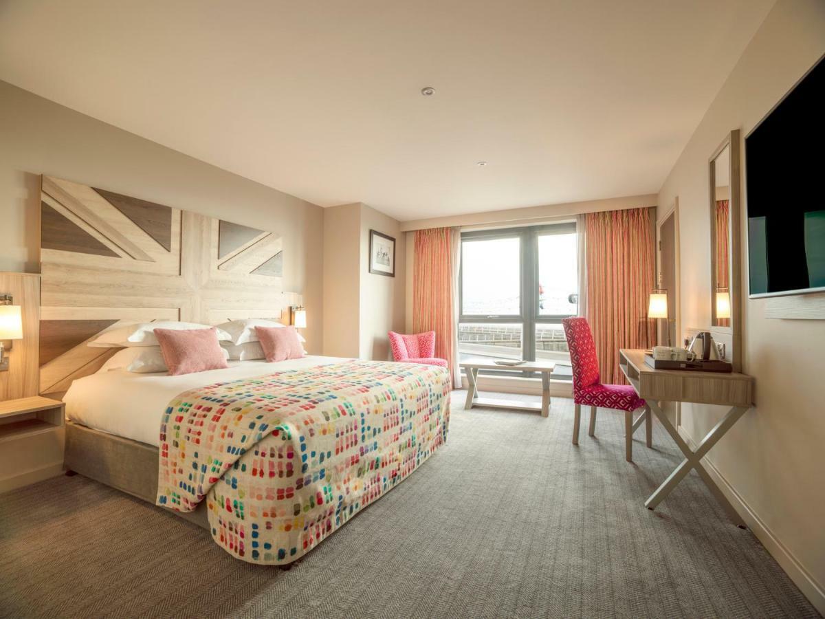 Boulevard Hotel Blackpool Extérieur photo A bedroom at the Hilton London Heathrow
